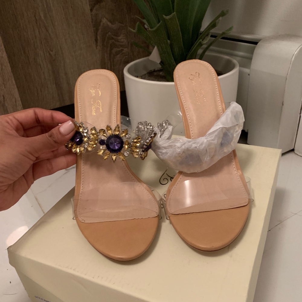 Who ever gets this beautiful heels are sooo lucky!